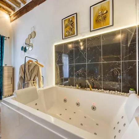 Bien Etre - Jacuzzi Et Sauna / *